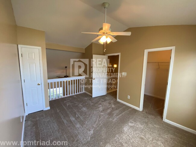 Building Photo - *Move In Special* Spacious 2BR/2.5BA End U...