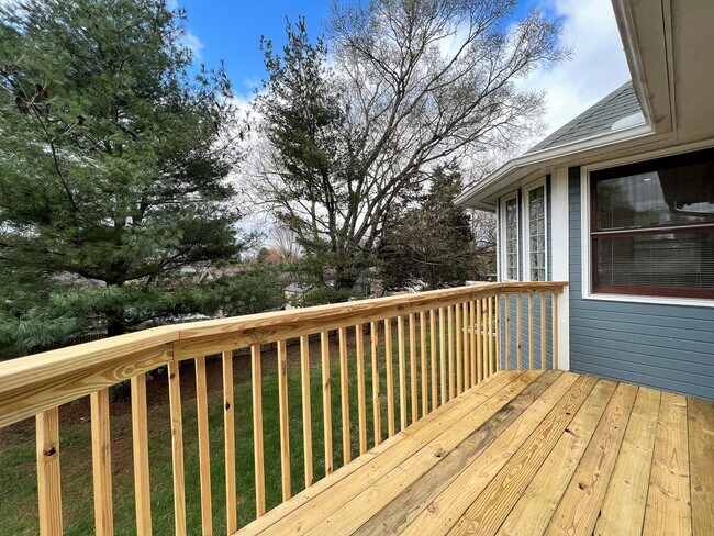 Building Photo - GREAT FARRAGUT LOCATION WITH INVITING FRONT PORCH CHARM!!!