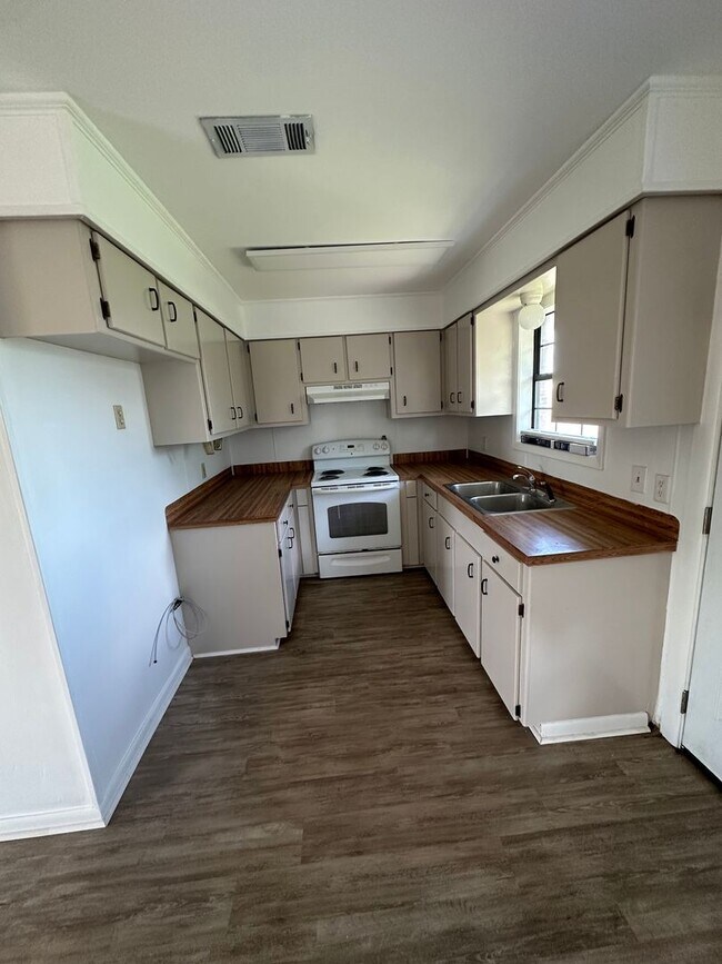 Building Photo - Updated 3 Bedroom 1.5 Bath Home in Gray