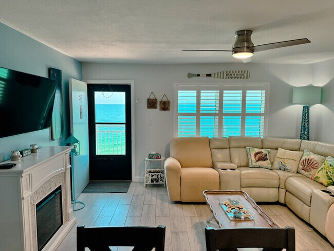 Building Photo - Breathtaking Lower PH Beachfront 2/2 Condo