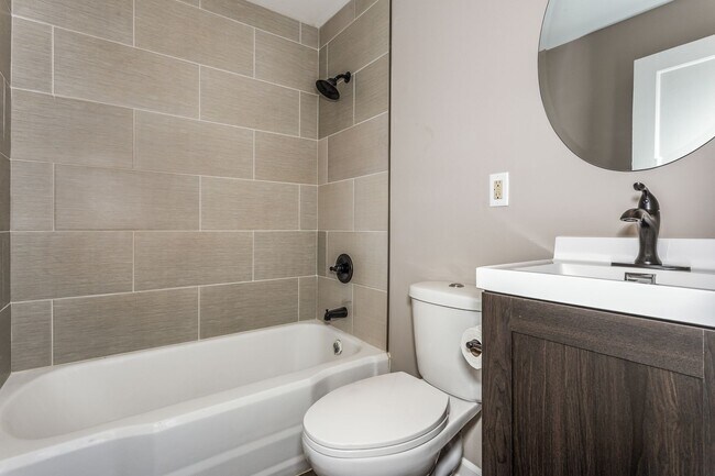 Building Photo - Three Bed for March move in!