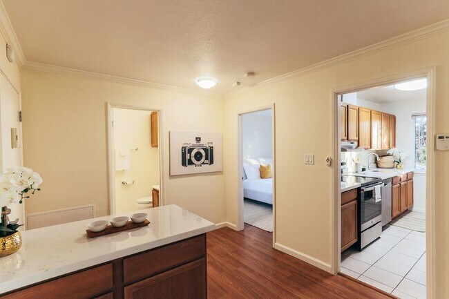 Building Photo - Newly renovated apartment at Oakbrook! 2 M...