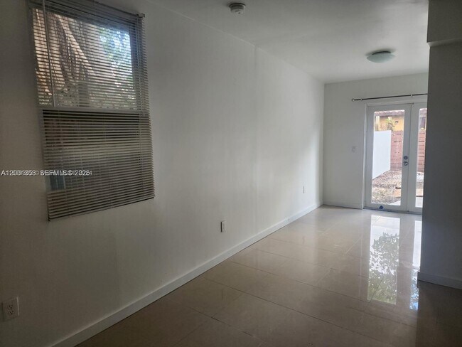 Building Photo - 1726 SW 25th Ave