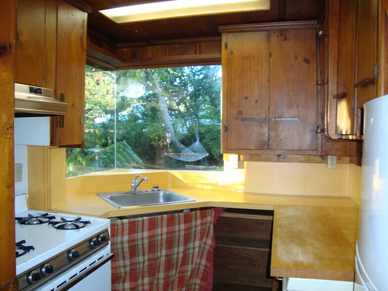 kitchen - 576 Arlington Ave