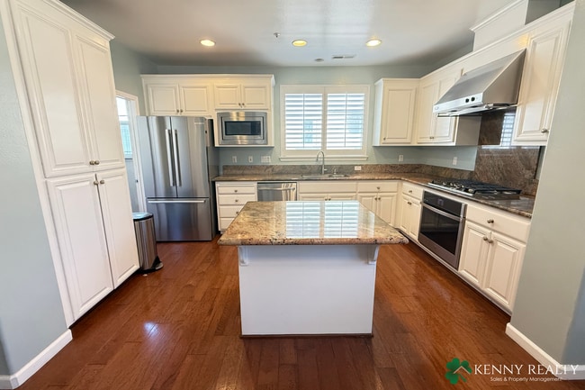 Building Photo - Spacious 3 bedroom, 2.5 Bathroom Condo w/ ...