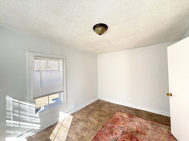 Building Photo - Country Living in Huger!