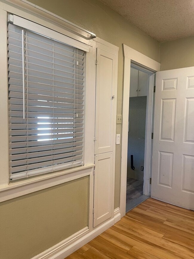 Building Photo - CHARMING 2 BED 1 BATH VICTORIAN HOME