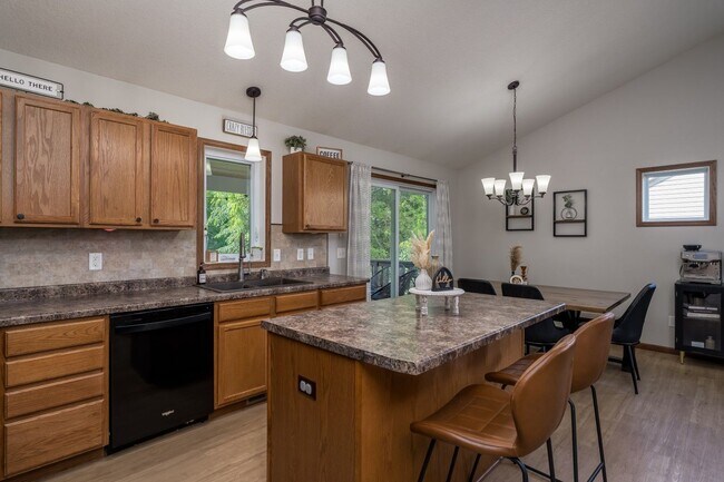 Building Photo - Stunning rambler on Tanager Road!