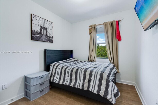 Building Photo - 1150 SW 6th Ave