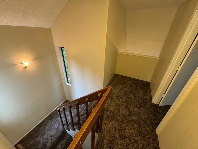 Building Photo - 2 Bedroom in Great S. Eugene Location