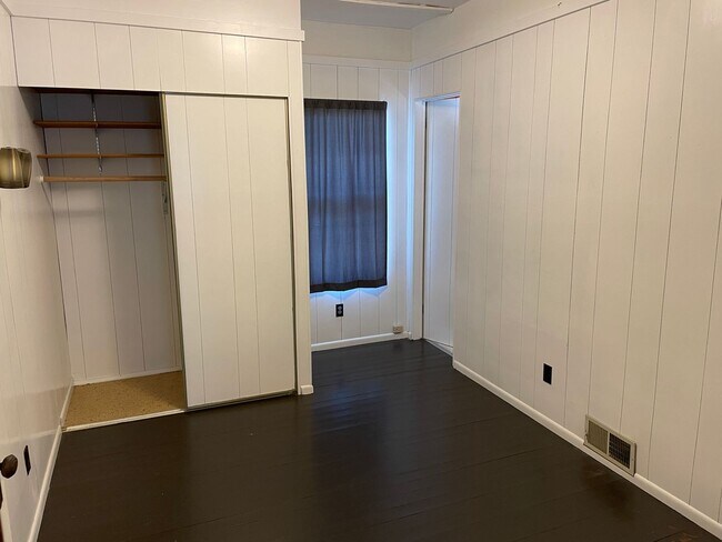 Building Photo - MOVE-IN SPECIAL! Roomy 2 bedroom apartment on the growing NW Side! An availability that won't last!