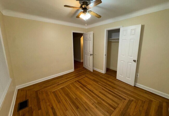 Building Photo - 2363 E Maple Rd