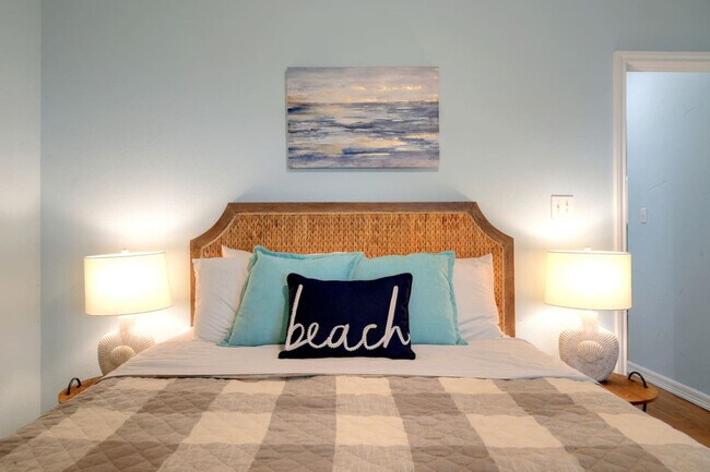 Building Photo - 994 Dolly St