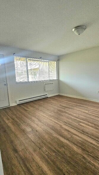 Building Photo - 125 Cosey Beach Ave