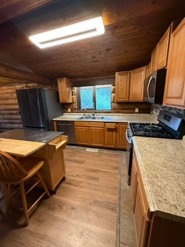 Building Photo - Spacious Pet-Friendly Home with Fireplace, Garage & Huge Deck Near Fairbanks