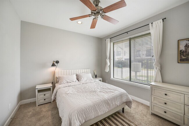 Building Photo - 904 Roy St