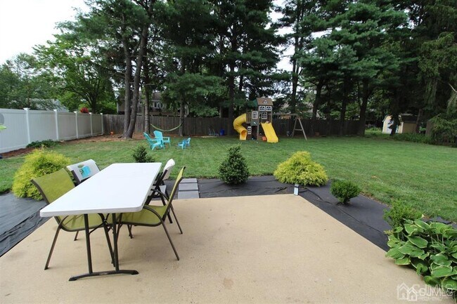 Building Photo - 47 Linden Ln S