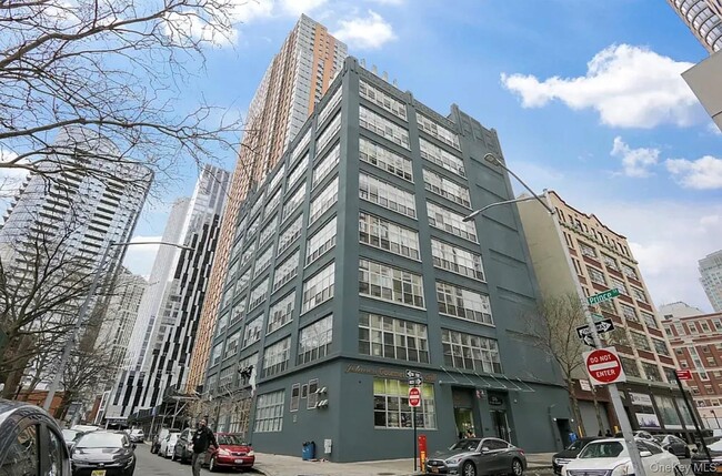 Building Photo - 176 Johnson St