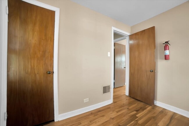 Building Photo - 2546 W 115th St