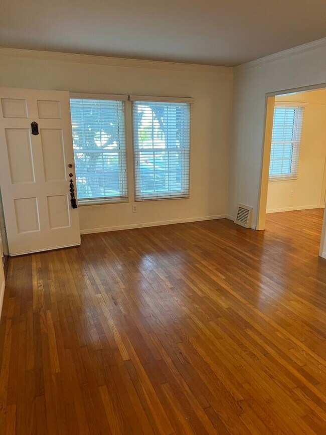 Interior Photo - 732-750 D Ave. (Colonial House)