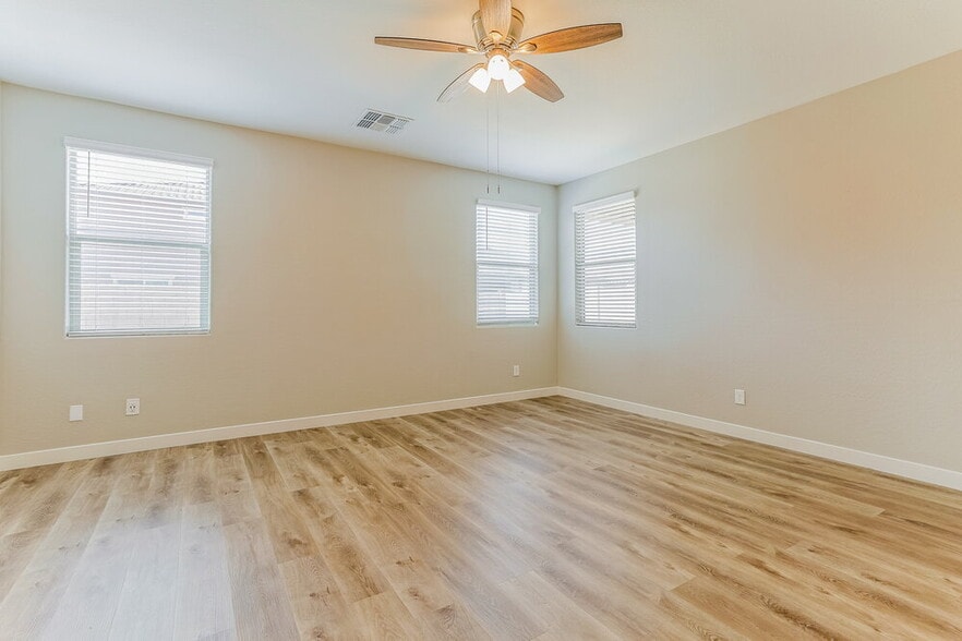 Building Photo - 289 W Tamarack Dr