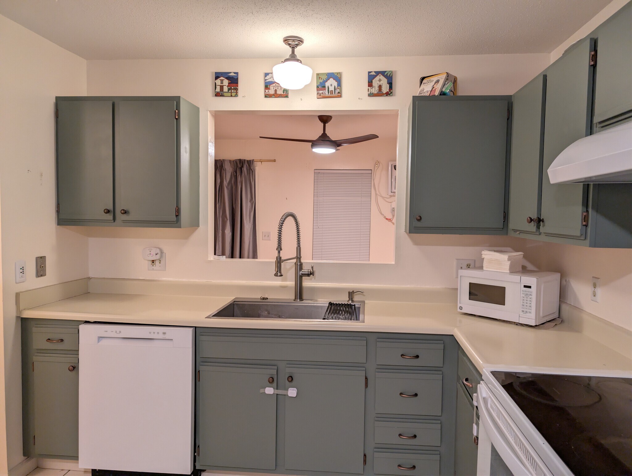 Building Photo - 565 Quaker Ln