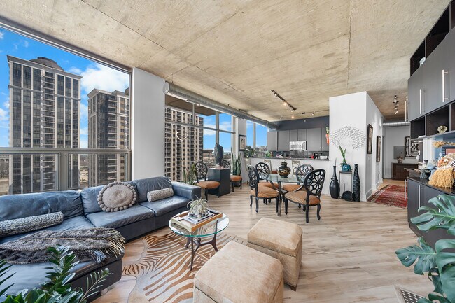 Building Photo - 125 E 13th St