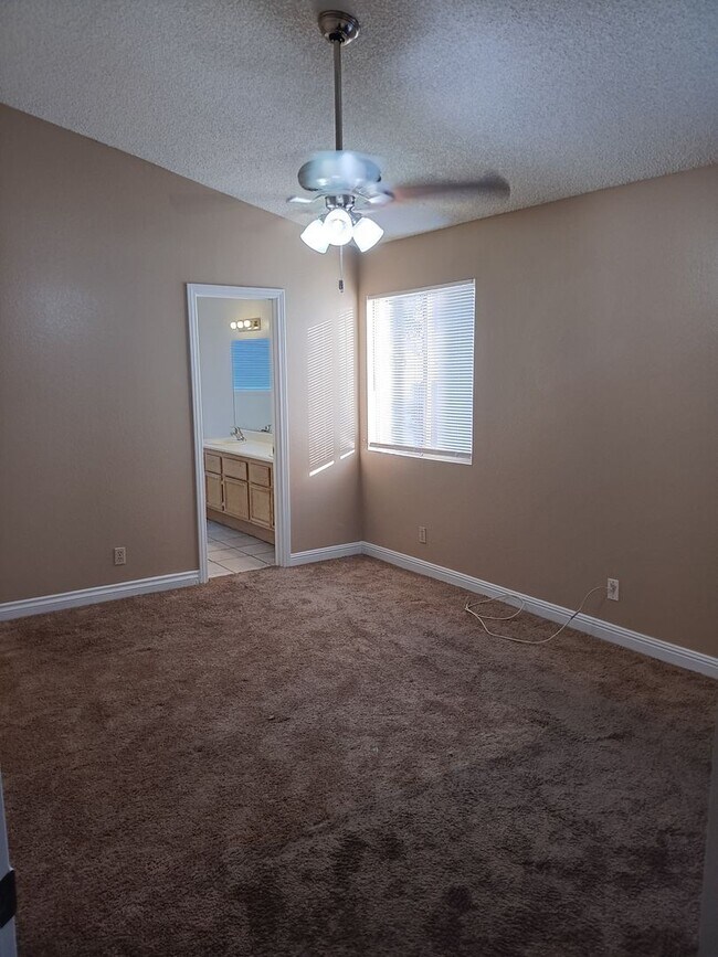 Building Photo - **RENT READY***LOVELY 3 BEDROOM ,2 BATH HOME NOW AVAILABLE FOR RENT!