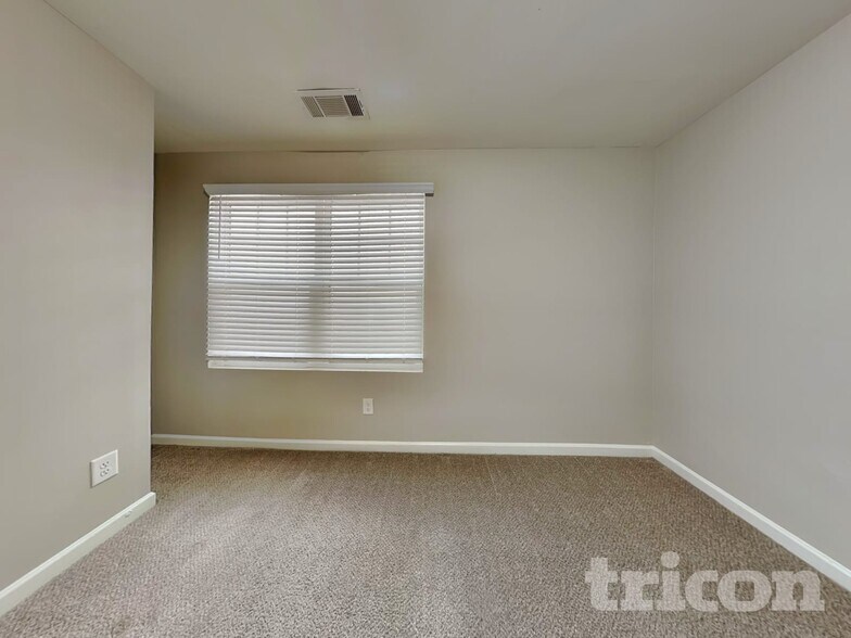 Building Photo - 2137 Hudson Dr