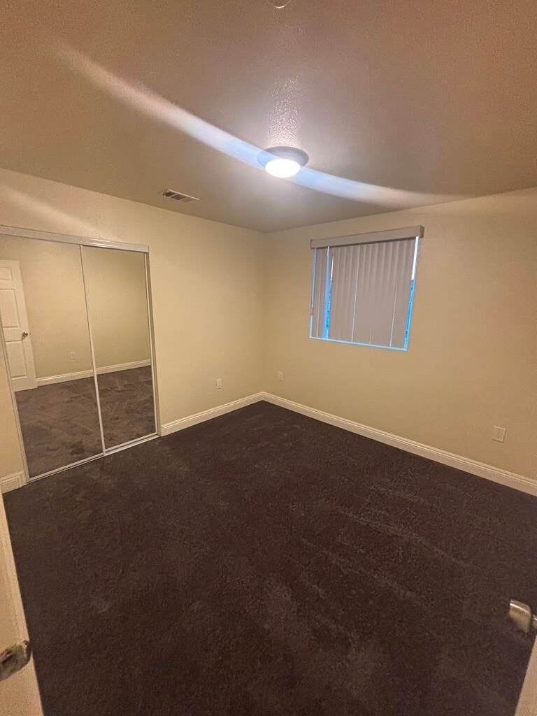 Building Photo - 424 E 101st St