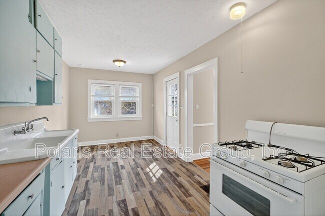 Building Photo - 715 E 60th St