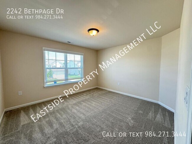 Building Photo - 2242 Bethpage Dr