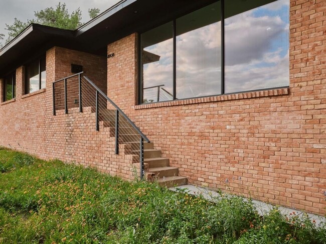 Building Photo - 4908 Balcones Dr