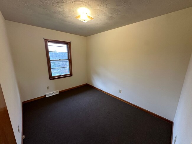 Building Photo - Two bedroom apartment close to Altavista! ...