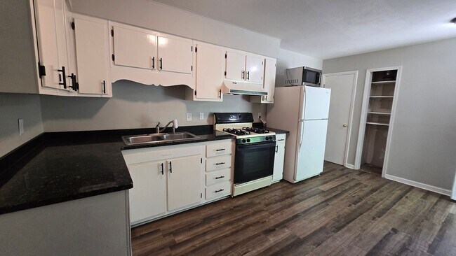 Building Photo - 5023 Hampshire Dr