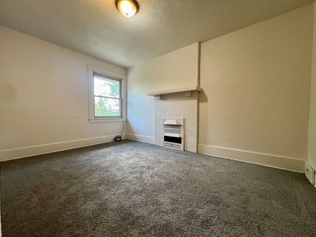 Building Photo - Charming Three Bedroom Townhouse in Squirr...