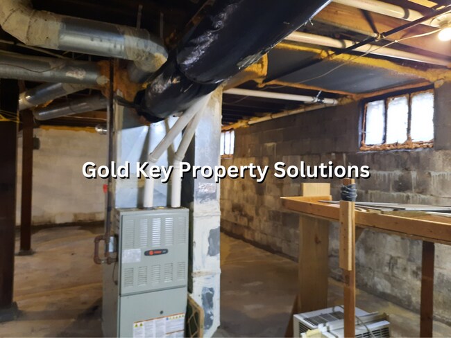 Building Photo - Large 2 BR 1 BA House with Family Room, Ba...