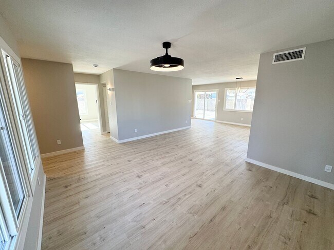 Building Photo - Newly Renovated 3 bedroom 2 bathroom House In Tempe. Private Pool With Pool Service Included