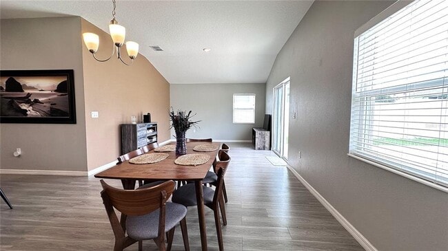 Building Photo - 421 Pinecrest Loop