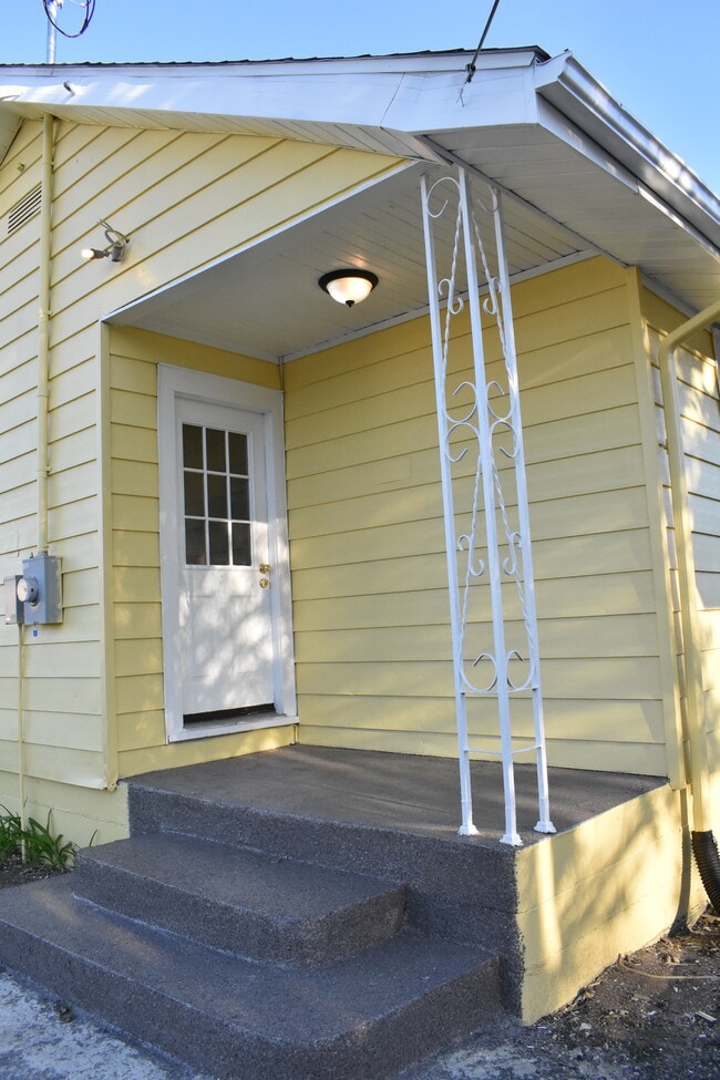 Building Photo - 416 E 31st St