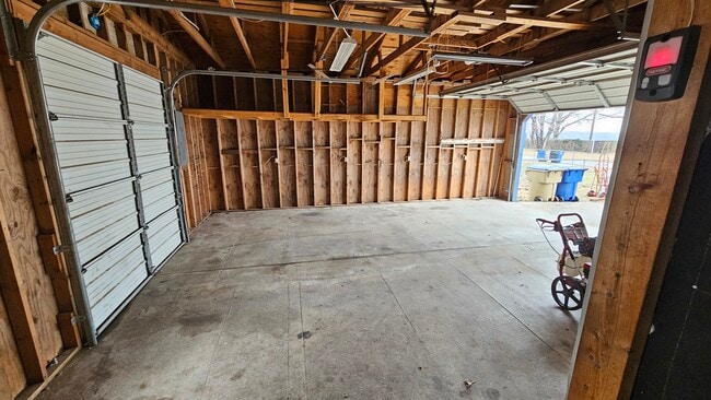 Building Photo - 315 N Pecan St