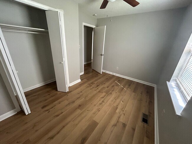 Building Photo - 3br 1.5 ba available now