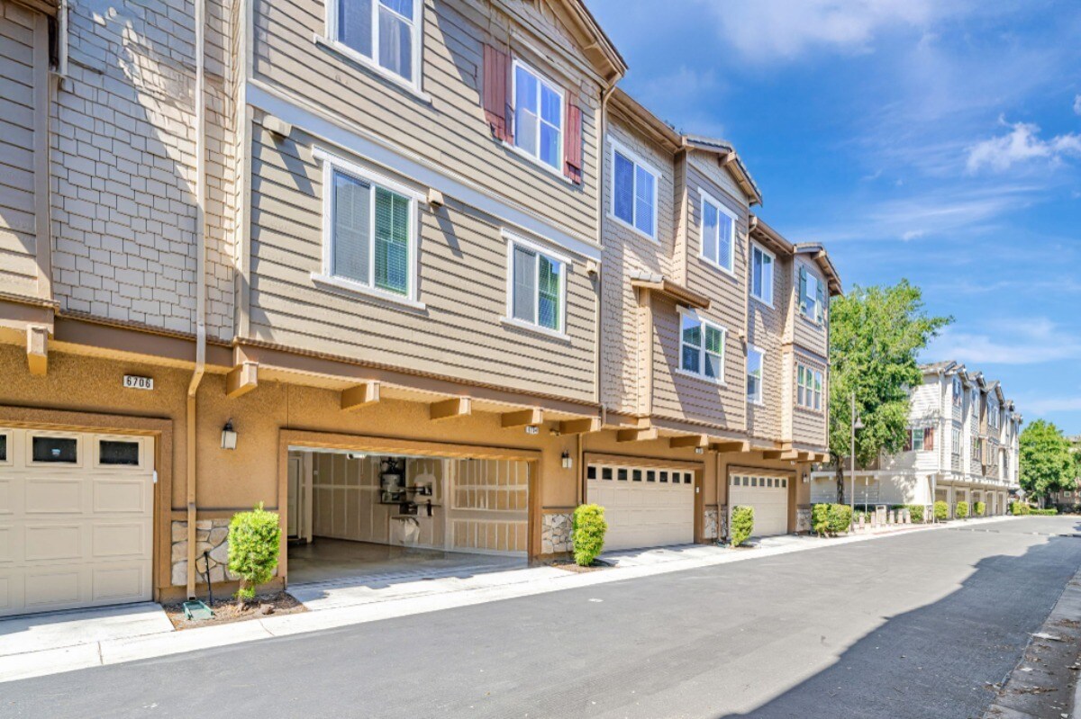 Building Photo - 6704 S Mariposa Ln