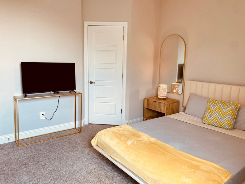 Building Photo - 2221 Yellowhammer Rd