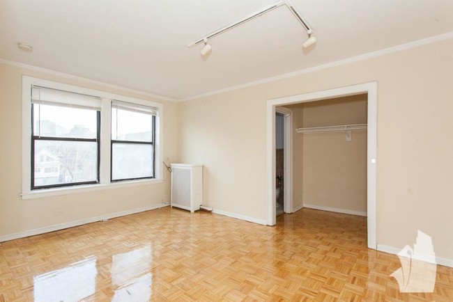 Building Photo - 2 bedroom in Chicago IL 60657