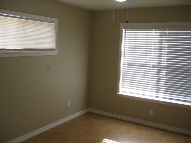 Building Photo - 3010 Oakdale St