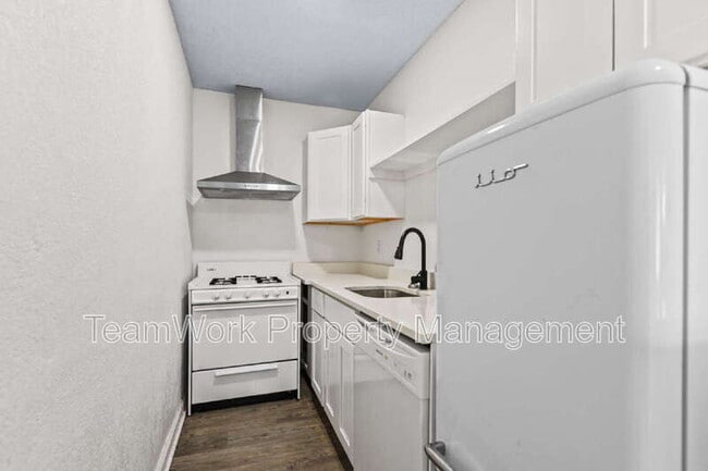 Building Photo - 3101 Azalea Dr
