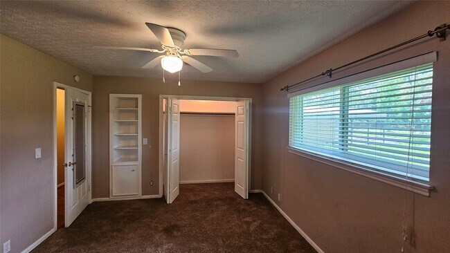 Building Photo - 22218 Russell Dr