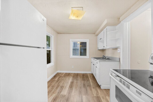 Building Photo - 3 Bedroom 1 Bath 2 Stall Detached Garage
