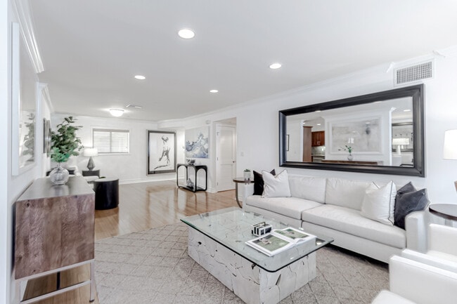 Primary Photo - 123 S Clark Dr